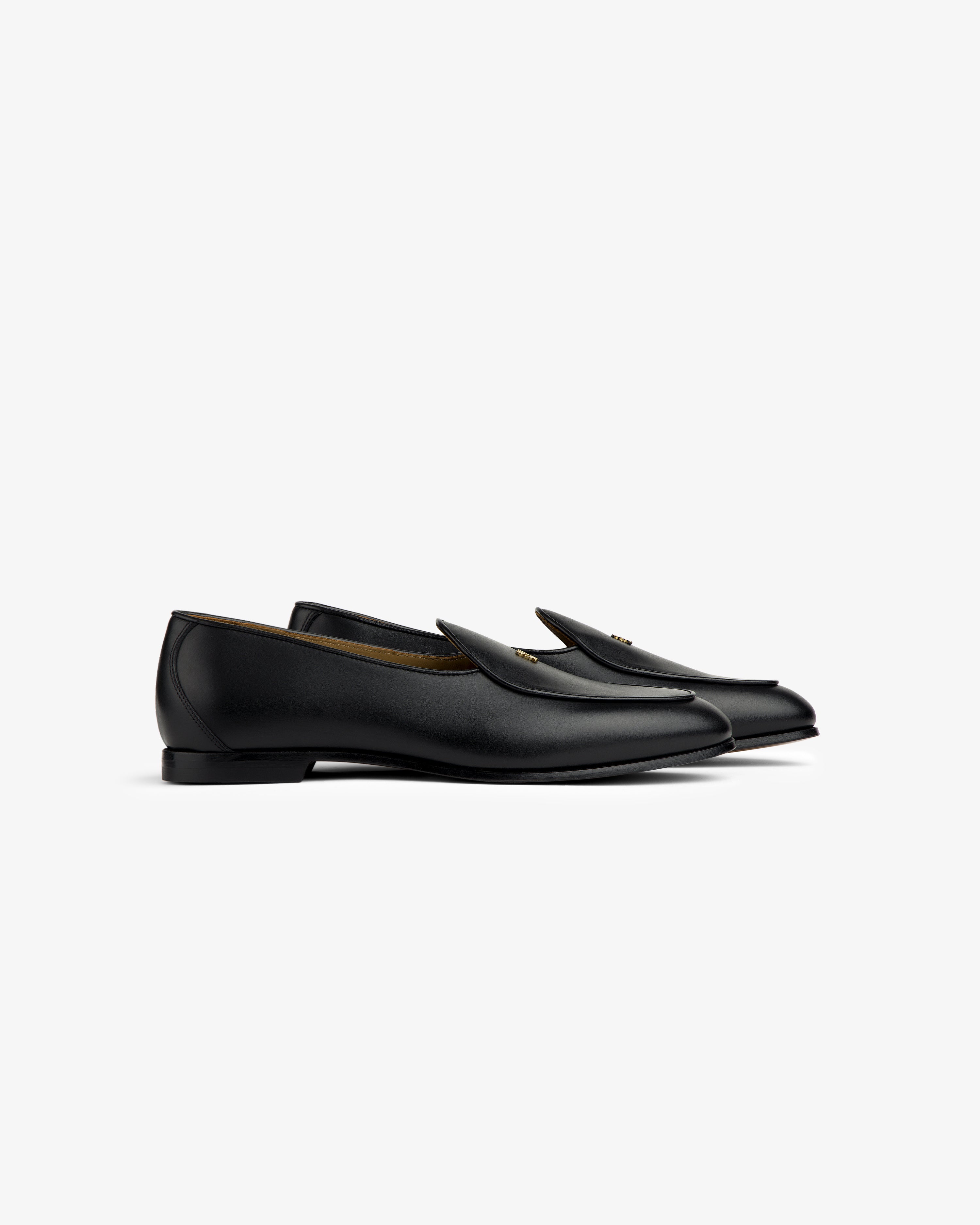 Crest Salóni Loafer in black leather with flat heels, side view on a plain white background.