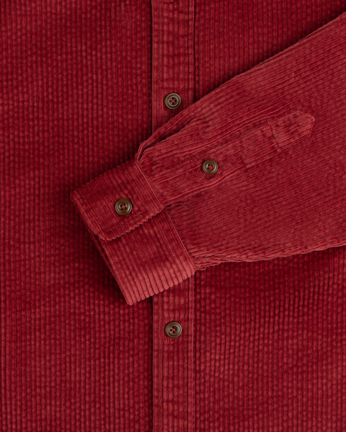 Corduroy Leon Overshirt in dark red corduroy with buttons on the cuffs and front placket.