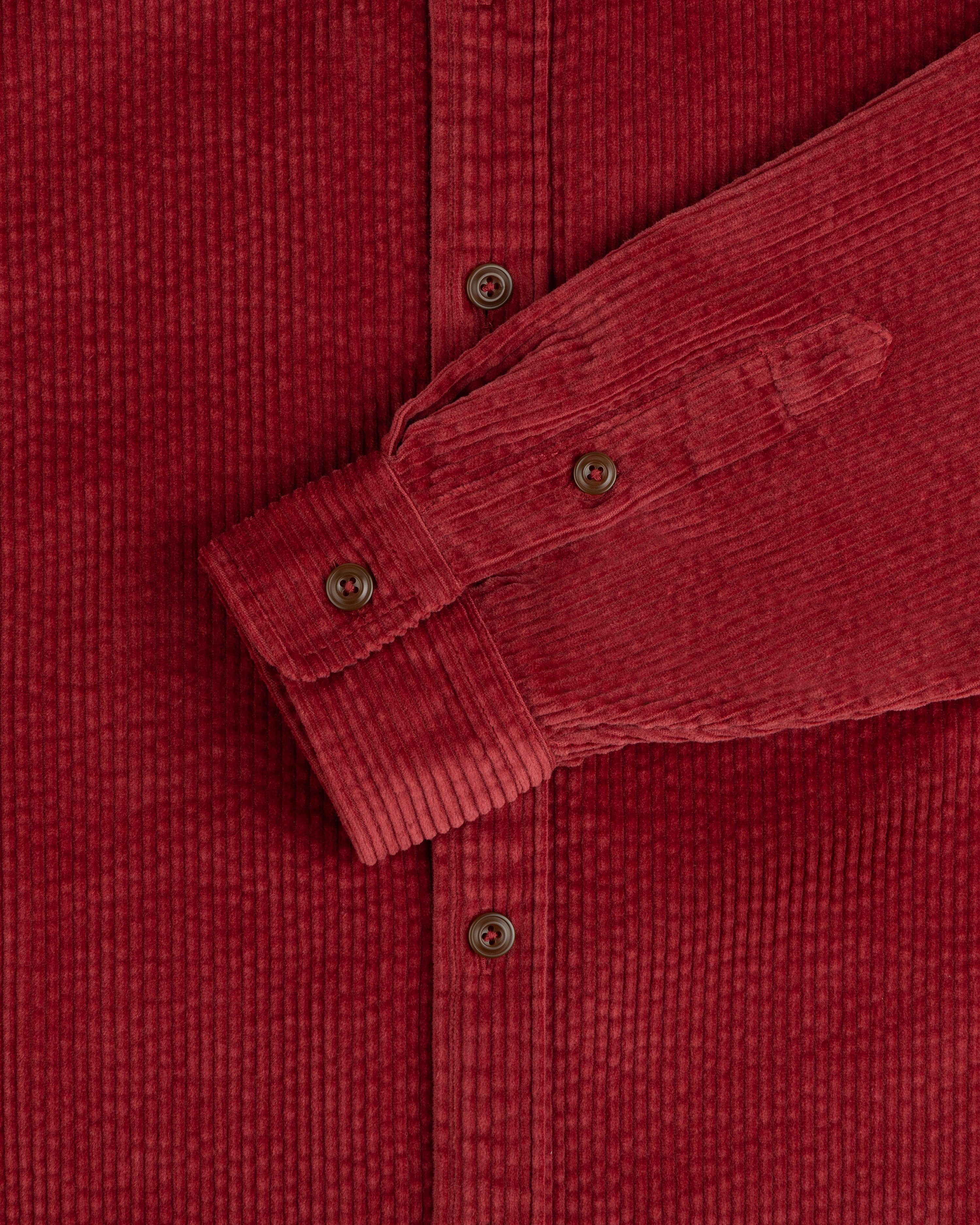 Corduroy Leon Overshirt in dark red corduroy with buttons on the cuffs and front placket.