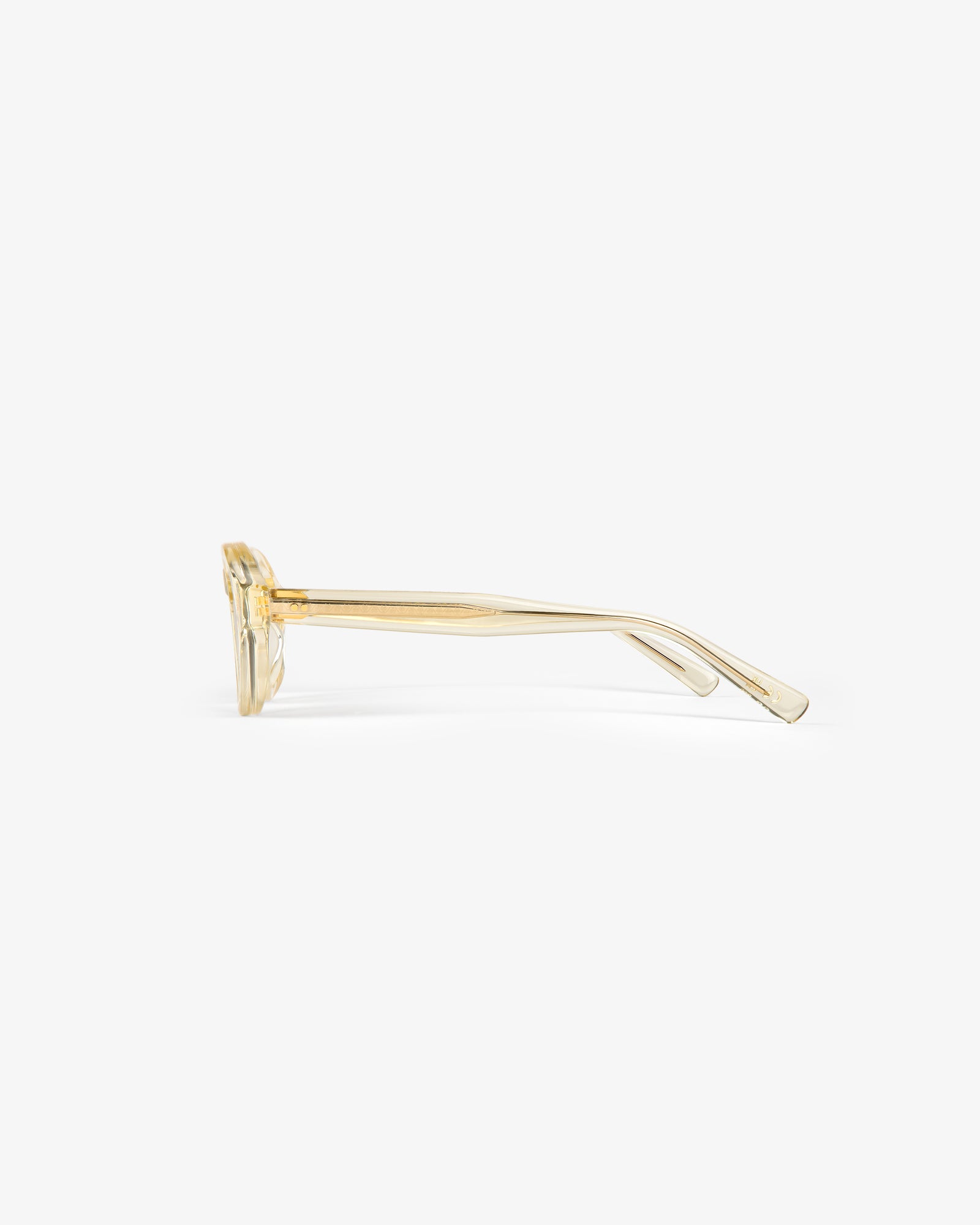 Side view of Onásis Sunglasses, transparent yellow with thick frames and straight arms on a white background.