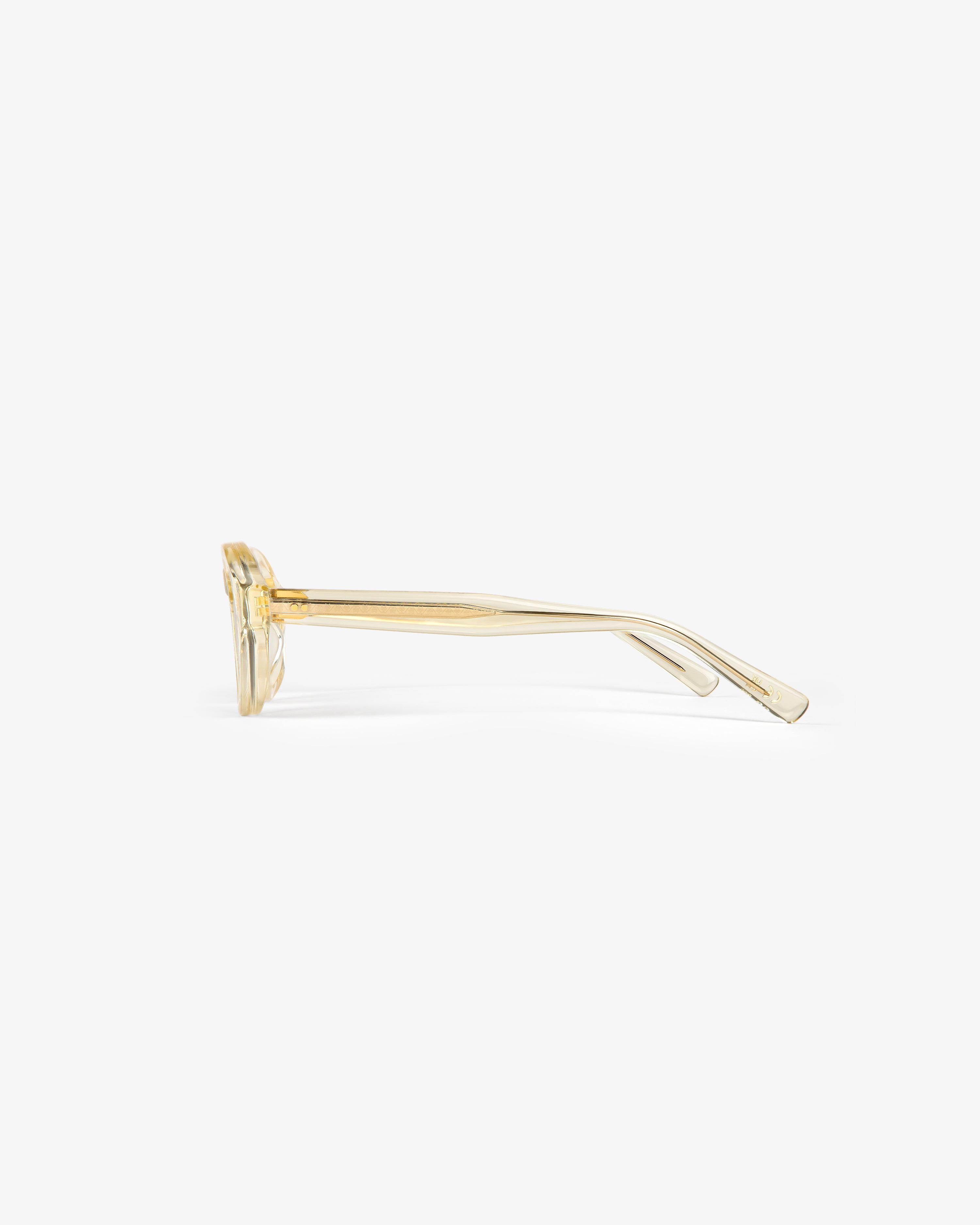 Side view of Onásis Sunglasses, transparent yellow with thick frames and straight arms on a white background.