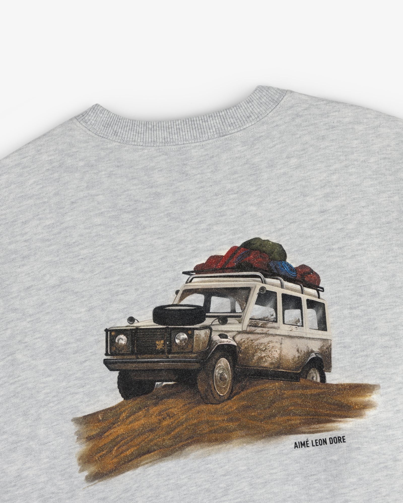 Illustration of a muddy SUV with luggage, on the gray Safari Crewneck Sweatshirt featuring AIMÉ LEON DORE text.