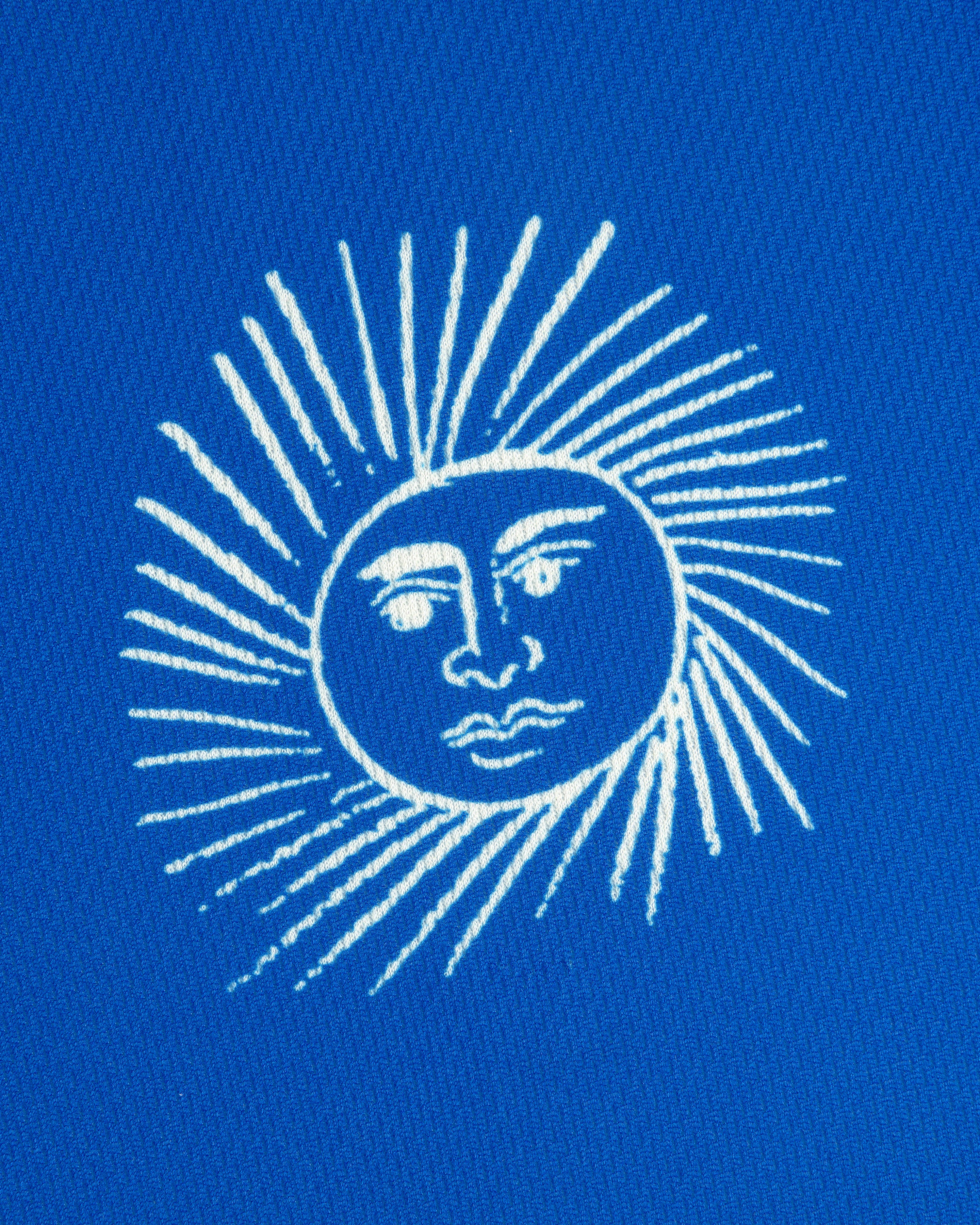 White line drawing of a sun with a face on the Fassianos Half-Zip Cycling Jersey's bright blue background.