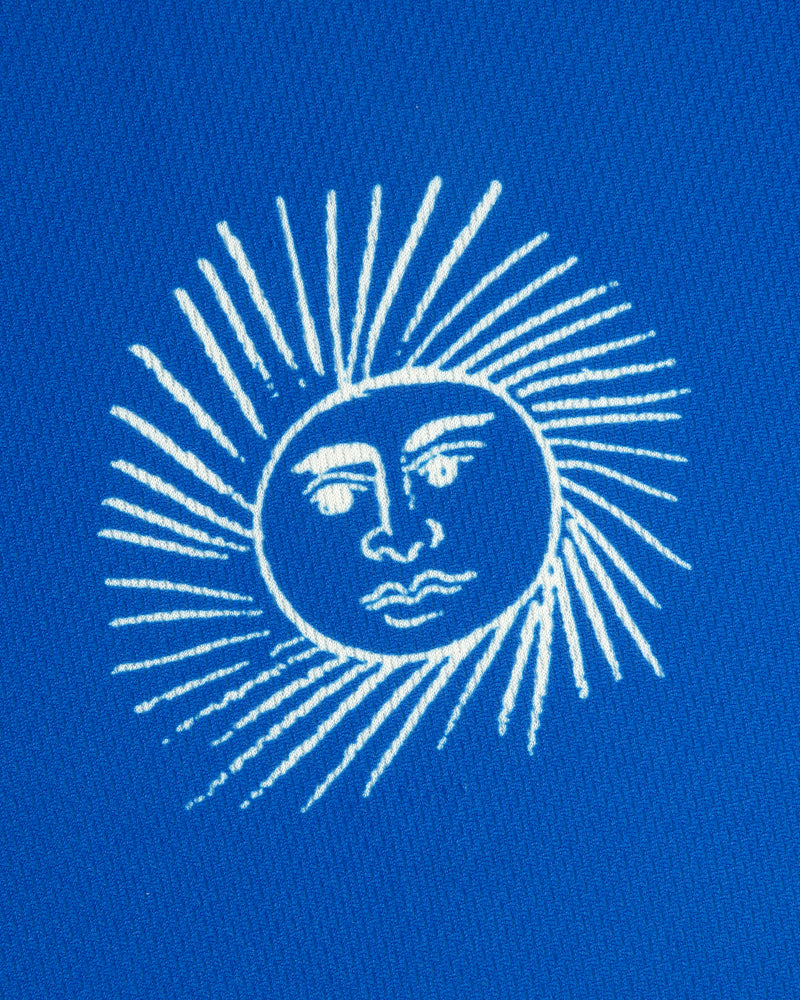 White line drawing of a sun with a face on the Fassianos Half-Zip Cycling Jersey's bright blue background.