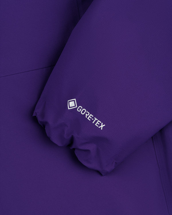 Close-up of the Lightweight GORE-TEX Shell Jacket's purple sleeve featuring a white GORE-TEX logo.
