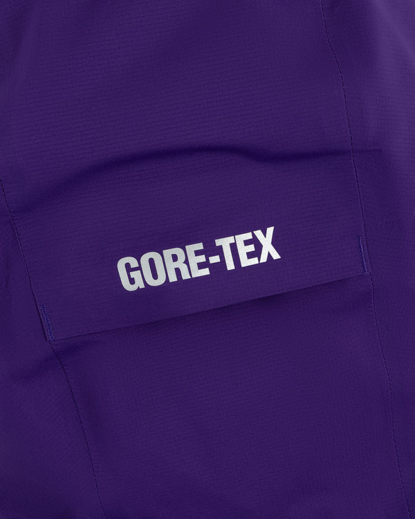 Close-up of a purple pocket on the Lightweight GORE-TEX Shell Jacket with the white GORE-TEX logo.