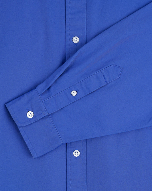 Close-up of the Leon Overshirt in blue, highlighting the sleeve and white buttons.